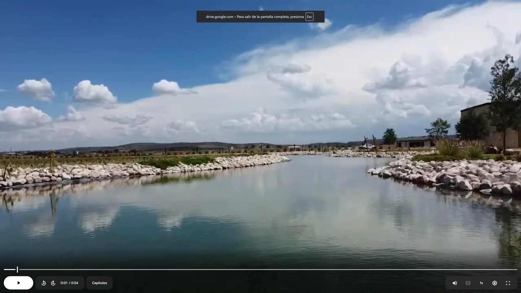 El lago de Mata de Uva bajo un cielo abierto, rodeado de piedra y naturaleza